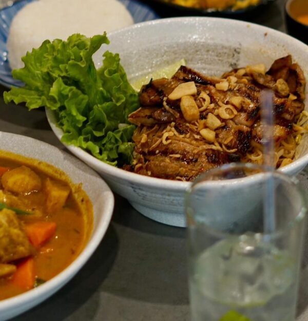 9. Dry Mix Rice Noodle (Grilled Pork/Chicken)